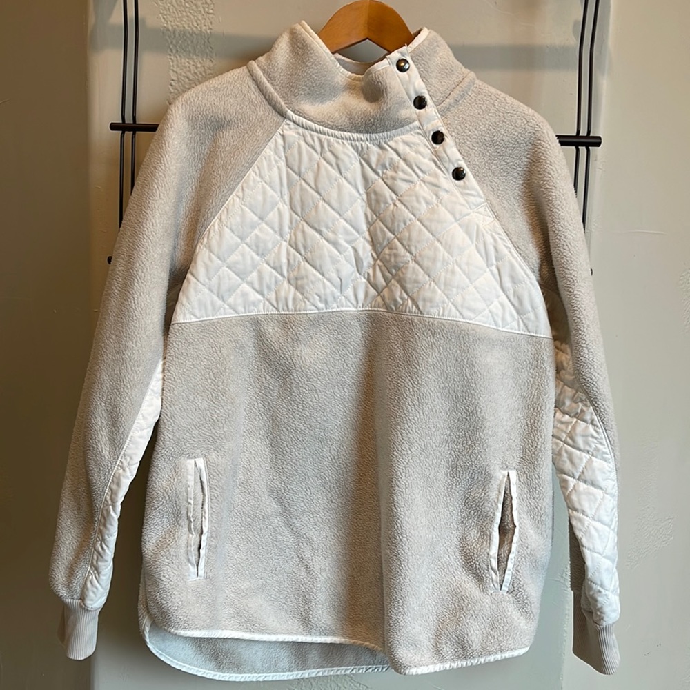Abercrombie woman’s asymmetrical snap-up fleece size XL. Color: cream /off white